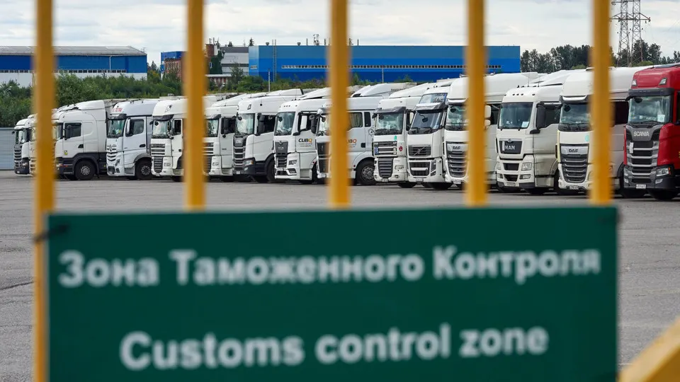 Правительство временно отменило требование об обеспечительных платежах по системе СПОТ, а также продлило упрощённый порядок ввоза для стран ЕАЭС — фактическое ужесточение контроля за импортом отложено до конца августа.