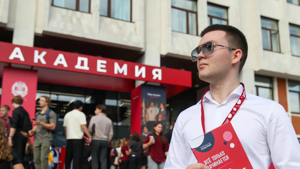 Московские вузы рассылали студентам и сотрудникам предложения о вступлении в добровольческий отряд для борьбы с беспилотниками: год службы, 200 тыс. рублей в месяц, выплаты за сбитые дроны и обучение. Параллельно продолжается масштабная кампания вербовки студентов по всей стране.