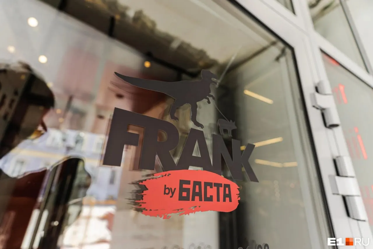 Ресторан Frank by Баста разместится в пространстве «Люба, давай!» на улице Карла Либкнехта. Открытие запланировано на начало октября — попробовать сочные ребра теперь можно будет в Омске.