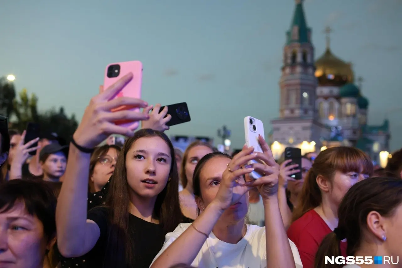 Концерт состоится 8 ноября в 19:00 на сцене клуба «Ангара» (16+). В продаже разные ценовые категории — от танцпола до VIP; подробности и количество мест указаны ниже.
