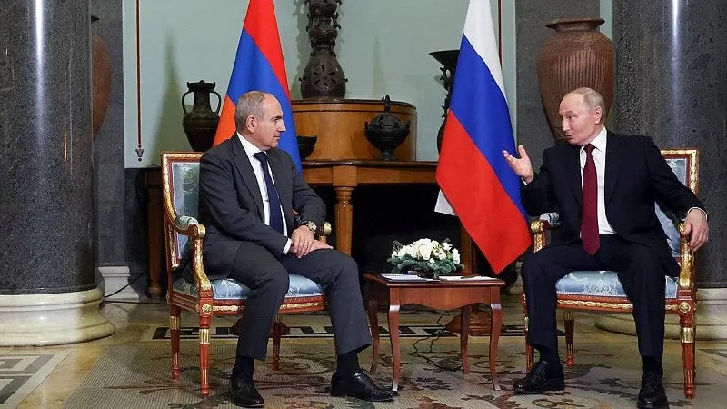 По данным пресс‑службы Кремля, президент России позвонил премьер‑министру Армении, поздравил его с днём рождения и обсудил итоги заседания Высшего евразийского экономического совета, прошедшего в Астане.