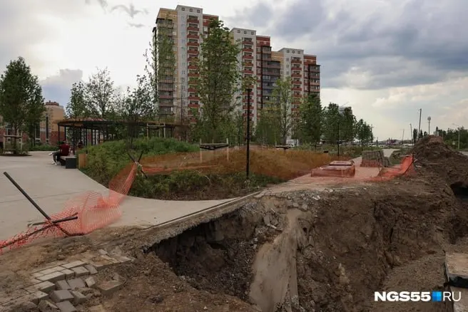 Сквер «Авангард», достроенный осенью 2025 года рядом с G-Drive Arena, уже через полгода выглядит заброшенным: ямы, недостроенные участки и пустые площадки вместо ожидаемого благоустройства.