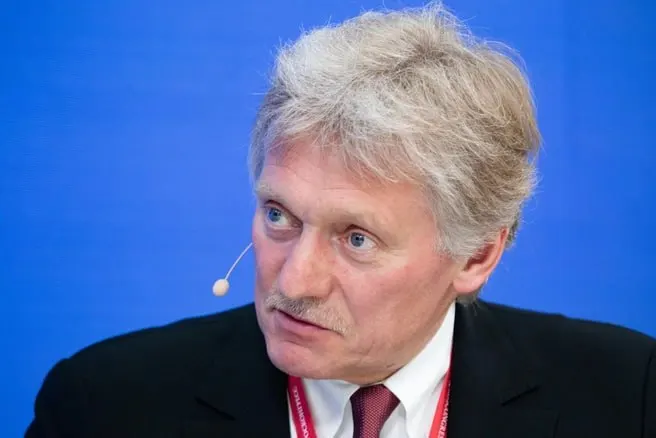 Кремль сообщил о переговорах с рядом стран по ввозу нефтепродуктов — импорт может снизить ажиотажный спрос. Рассматривается также временное возвращение бензина «Евро‑2» для наращивания производства.