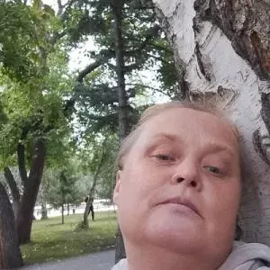 46‑летняя жительница Омской области приговорена к трём годам колонии по делу, связанному с комментарием в мессенджере. Ранее она меняла политические взгляды; процесс вел военный суд в Новосибирске, до приговора у неё был адвокат по назначению, её внесли в перечень Росфинмониторинга.