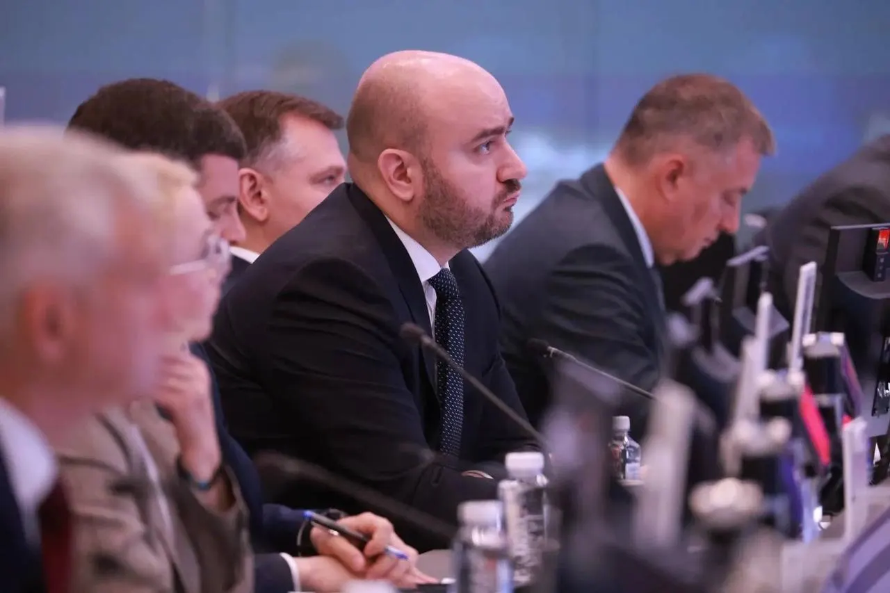 Во время рабочей поездки в Москву глава региона принял участие в совещании по поставкам бензина и дизеля и мерам для удержания рынка в стабильном состоянии.