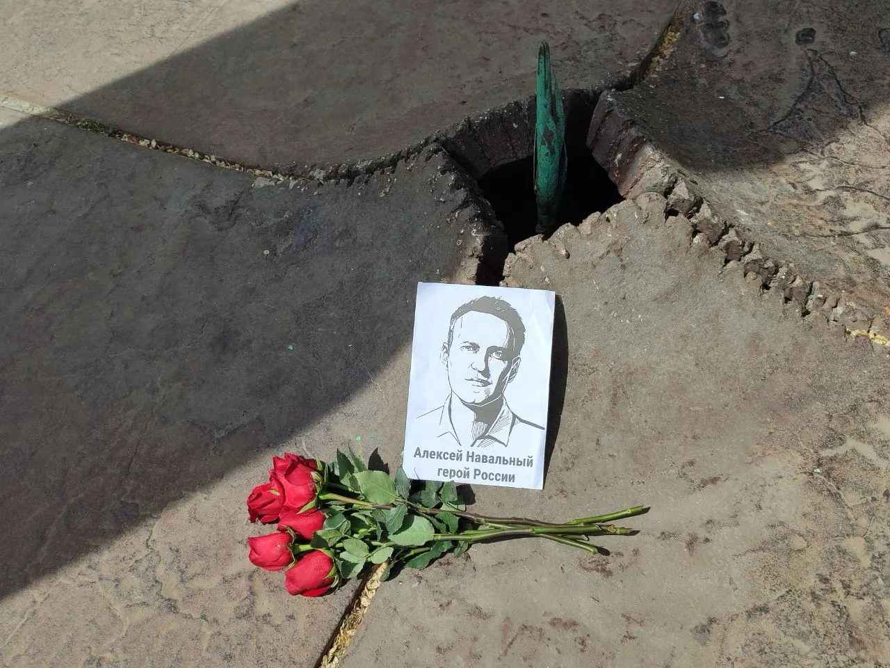 4 июня у одного из мемориалов в Омске оставили цветы и портрет политика. Организаторы предупреждают о рисках — на прошлых акциях участников задерживали и фотографировали полицейские.