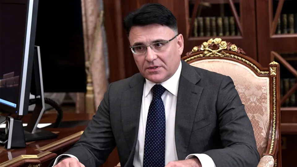 Руководитель крупного медиахолдинга заявил о необходимости квотирования зарубежного кино, чтобы отбирать лучшие иностранные ленты, освободить экранное время для российских фильмов и поддержать отечественный кинопрокат. Власти уже получили обращения по этой теме, а отраслевые данные фиксируют значительные объёмы «теневого» проката.