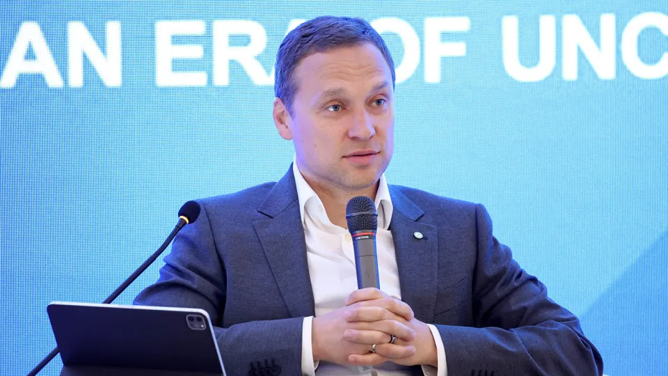 Тарас Скворцов предупредил, что повышение налоговой нагрузки и усиление мониторинга платежей приводят к оттоку средств из банков и росту наличности в обращении — банки фиксируют рекордные снятия и увеличение выплат «в конвертах».