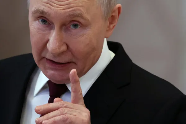Президент заявил, что главная цель спецоперации — «освободить» аннексированные регионы; предложение Украины отказаться от ударов дронами в обмен на остановку атак РФ было отвергнуто. Крупные военные Telegram‑каналы опубликовали нейтральные заметки — отклики их аудитории показывают, что поддержка продолжения войны среди подписчиков снижается.