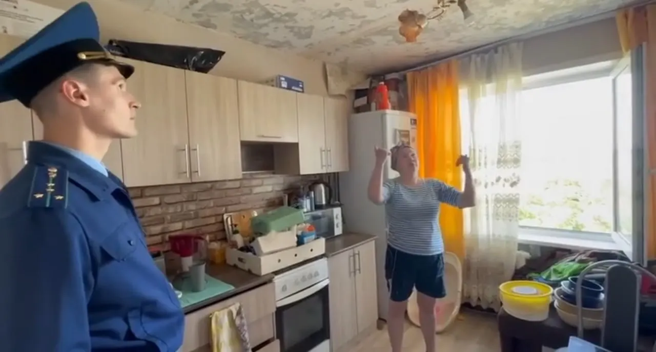 В Зауралье жильцы многоквартирного дома жалуются на постоянные протечки и аварийную проводку из‑за дырявой кровли; прокуратура инициировала проверку деятельности управляющей компании и действий властей.