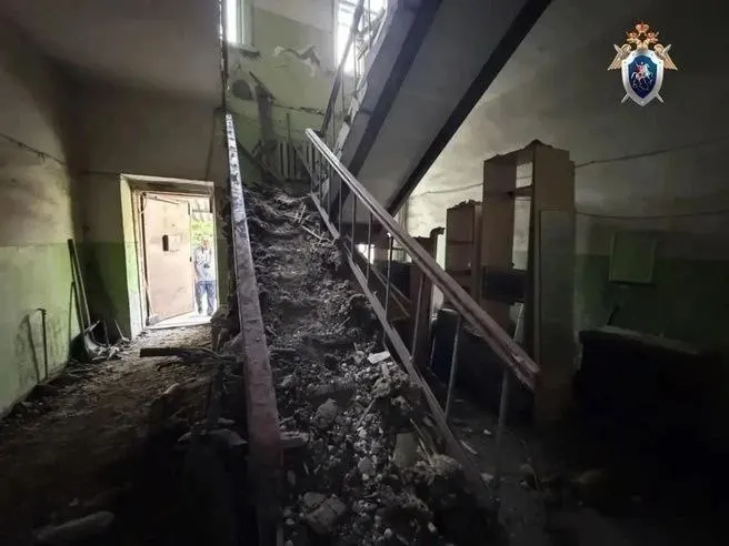 В двухэтажном жилом доме на улице Звездова в Омске обрушился потолок. Прокуратура начала проверку, Следственный комитет возбудил уголовное дело; информация о пострадавших уточняется.