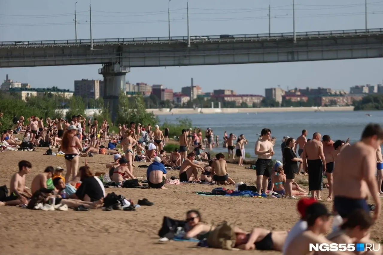 На пляже у Ленинградского моста отдыхающие вытащили из воды женщину примерно 60 лет. Её госпитализировали, информацию подтвердили в полиции.