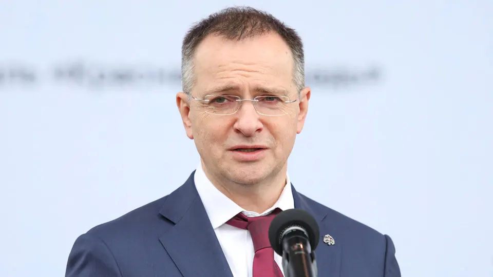 Помощник президента заявил о необходимости контроля на всех этапах производства фильмов, недопущении «барахла» за государственный счёт, поддержал практики цензуры и создание экспертных советов для оценки исторического контента; при этом государственное финансирование усиливает патриотический уклон кино.