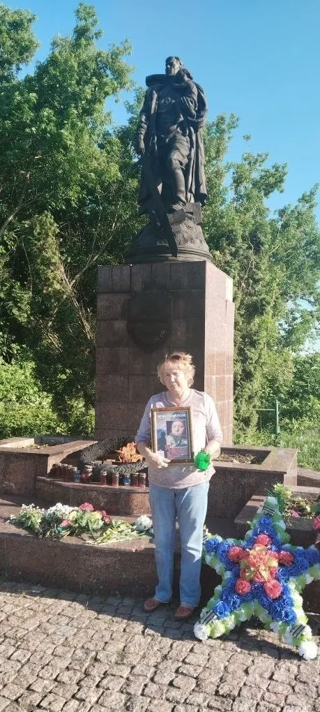 Акции памяти прошли в нескольких городах России. Координаторов инициативы проверяют и задерживают: в Липецке одна из организаторов пропала, в Ростовской области задержали другую.