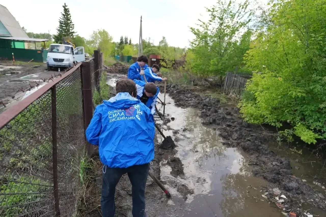 В Осташковском массиве продолжаются работы по отводу воды: благодаря водоотводной канаве и помощи добровольцев освобождены от подтопления свыше 300 участков, в штаб поступило более 560 обращений.