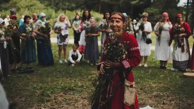 В Окунево пройдёт трёхдневный фестиваль «Солнцестояние» с обрядовыми практиками, мастер‑классами, йогой и звукотерапией.