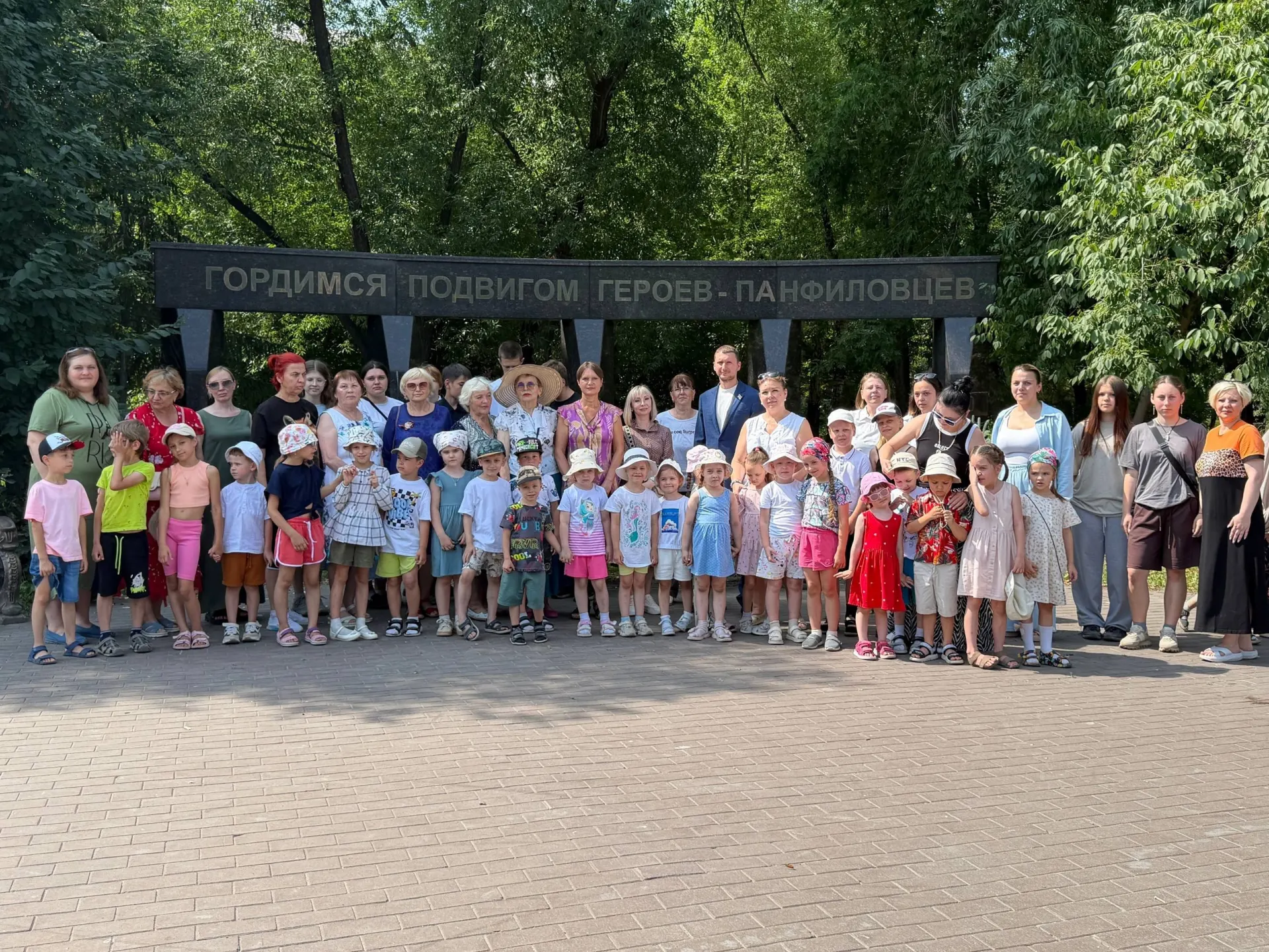 22 июня в сквере Панфилова омичи, в том числе дети, собрались почтить память погибших в годы Великой Отечественной войны.
