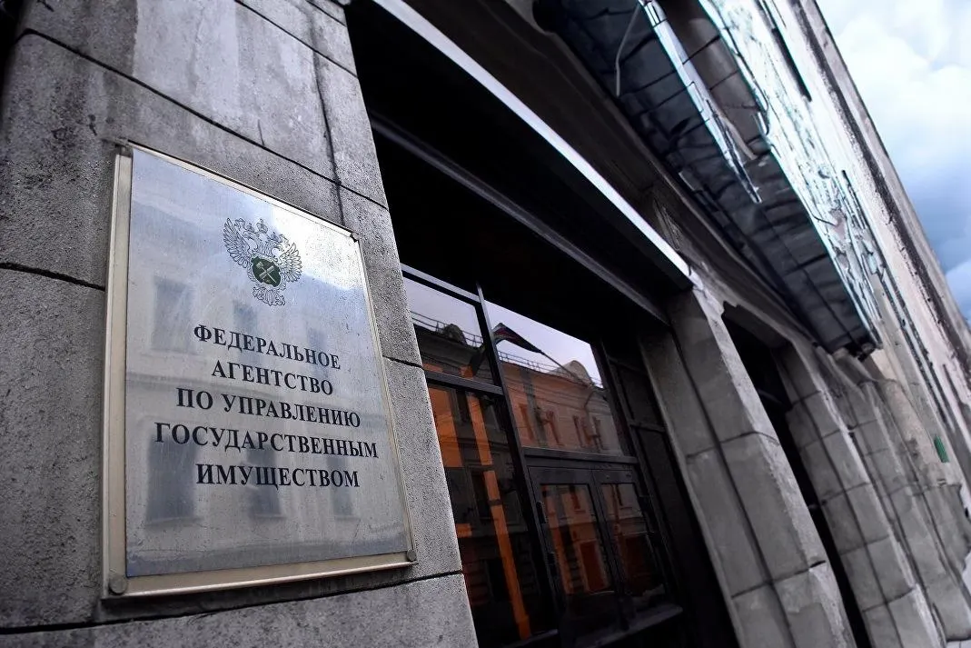 Парламент отменил привязку к порогу цены и шестимесячную паузу между неудачными аукционами — теперь государство сможет продавать любые квартиры, изъятые по судебным решениям.