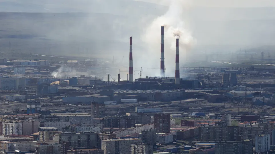 После кратковременного роста в марте–апреле российская промышленность вернулась к снижению: в мае производство упало на 0,7% г/г. Рекордные падения в нефтепродуктах и металлургии, при этом военный сектор продолжает рост.