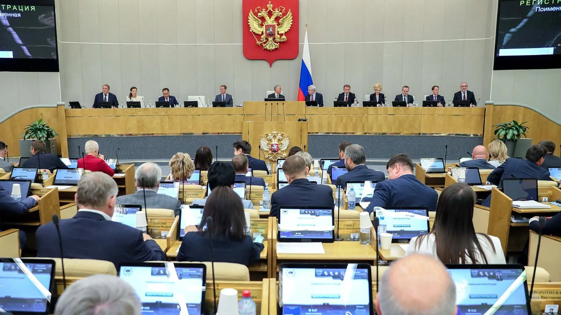 Совет Госдумы рекомендовал включить в повестку 22 июля два законопроекта, вводящих ряд ограничений для лиц, находящихся за границей и уклоняющихся от исполнения наказания: запреты на онлайн‑банкинг, пользование госуслугами, некоторые консульские сервисы и другие меры.