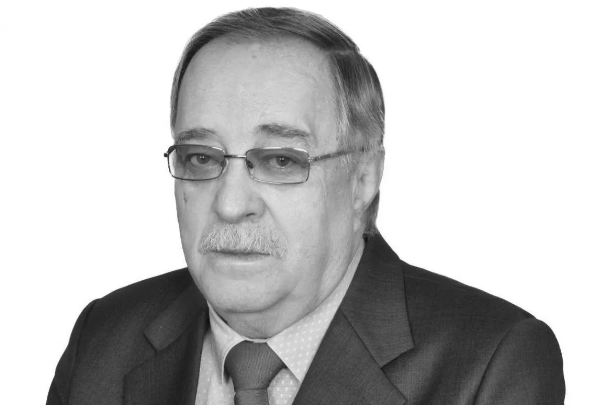 Суд взыскал с ресурсоснабжающей организации 2 млн рублей в пользу родственников Владимира Красницкого — учёного, погибшего после падения в яму с кипятком; прокуратура добилась компенсации морального вреда и расходов на погребение.