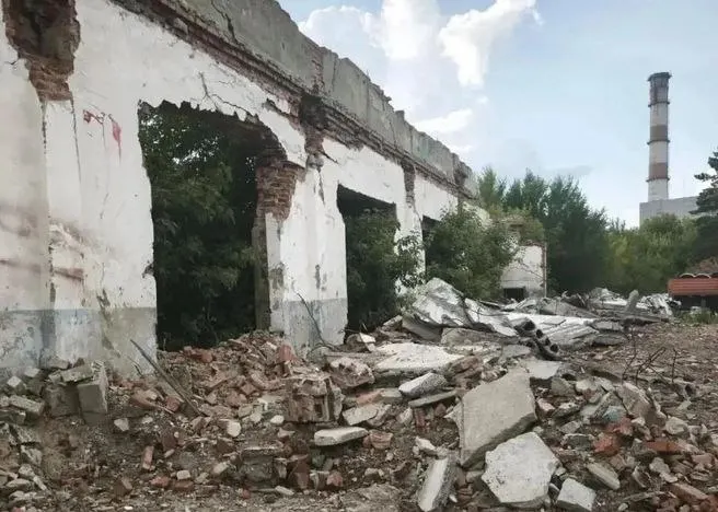 Днем 23 июля на улице Соцгородок, 19 кирпичная кладка рухнула на подростка. Проводится осмотр места, опрашивают очевидцев, открыто уголовное дело.