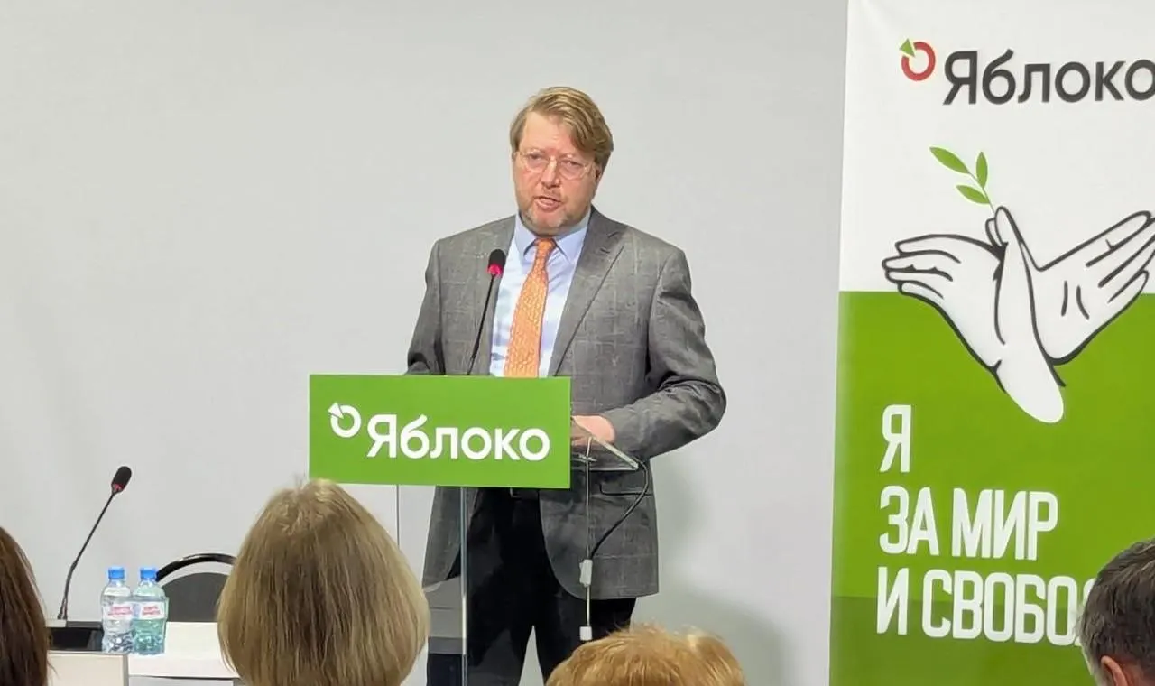 Верховный суд оставил в силе решение Выборгского районного суда Санкт-Петербурга о штрафе для Николая Рыбакова за пост с фотографией Алексея Навального. Партия намерена обжаловать это решение в Конституционном суде.