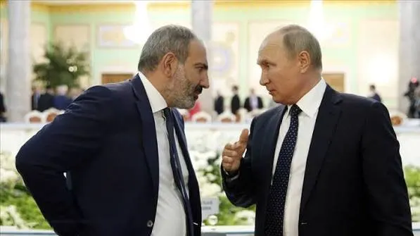 В телефонном разговоре премьер Армении заявил, что ограничения на армянский экспорт противоречат нормам ЕАЭС и потребовал принять меры; обсуждалась также возможность референдума о внешнеполитическом выборе страны.