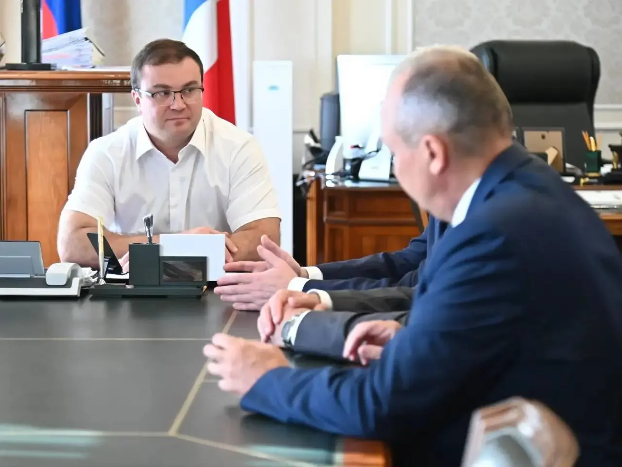 Андрея Домникова перевели в омское погрануправление по распоряжению президента; губернатор поблагодарил прежнего руководителя Сергея Махорина за службу.