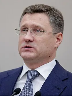Вице‑премьер Александр Новак объявил о продлении запрета на экспорт бензина до конца текущего года; ограничение на экспорт дизеля будет снято по мере восстановления рынка.
