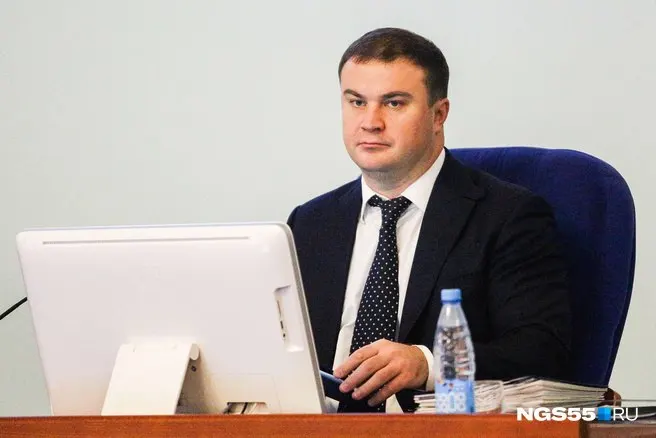 В декларации кандидатов по федеральным спискам указано, что глава Омской области задекларировал доход 11,9 млн руб., столичную квартиру и несколько транспортных средств.