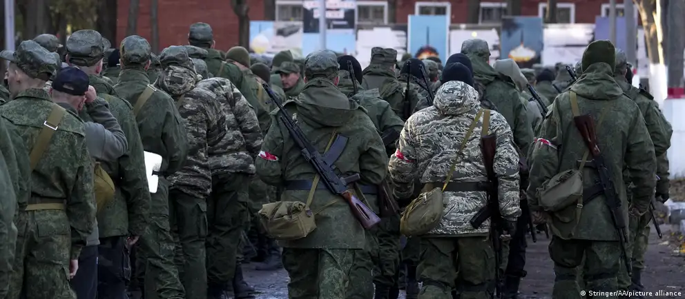 Появляются заявления и разведданные о возможной подготовке очередной волны мобилизации в России, власти категорично это отрицают. Разберём, какие сигналы указывают на такую вероятность и насколько реальна масштабная призывная кампания.