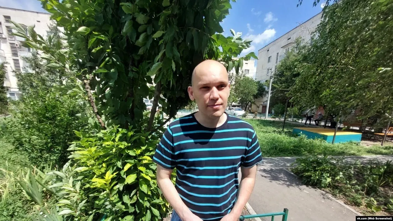 Незрячий житель Джанкоя Игорь Никитенко оказался в обновлённом списке участников «Крымской солидарности». Правозащитники предупреждают о риске репрессий и санкций по закону об иноагентах.