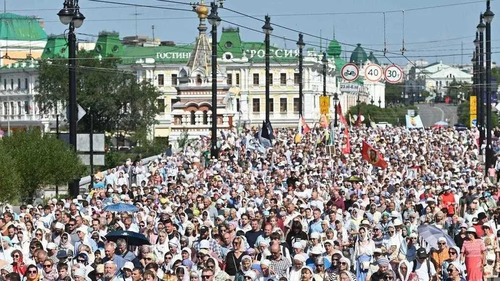В историческом центре Омска состоялся крестный ход: Абалакская икона доставлена из Тобольска, святыня пребывает в Свято-Никольском Казачьем соборе, а на площади у собора проходит праздничная программа.