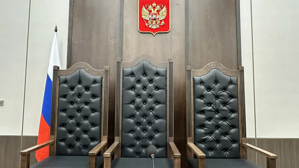 Правительственная комиссия поддержала проект, который позволит судам набирать на работу студентов юридических вузов и кандидатов со средним профессиональным юридическим образованием на ряд должностей аппарата. Эксперты отмечают, что это может помочь закрыть дефицит кадров, но вызывает опасения по качеству и стабильности персонала.