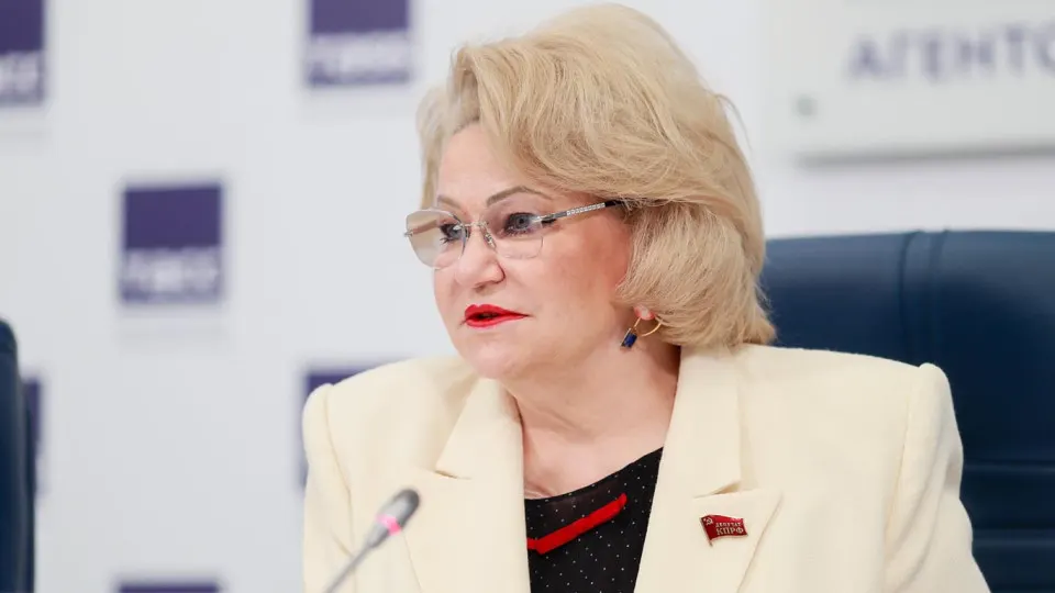 Глава думского комитета предупреждает о риске срыва уборочной кампании и перебоях с поставками продуктов из‑за сокращения переработки нефти и ограничений в регионах.