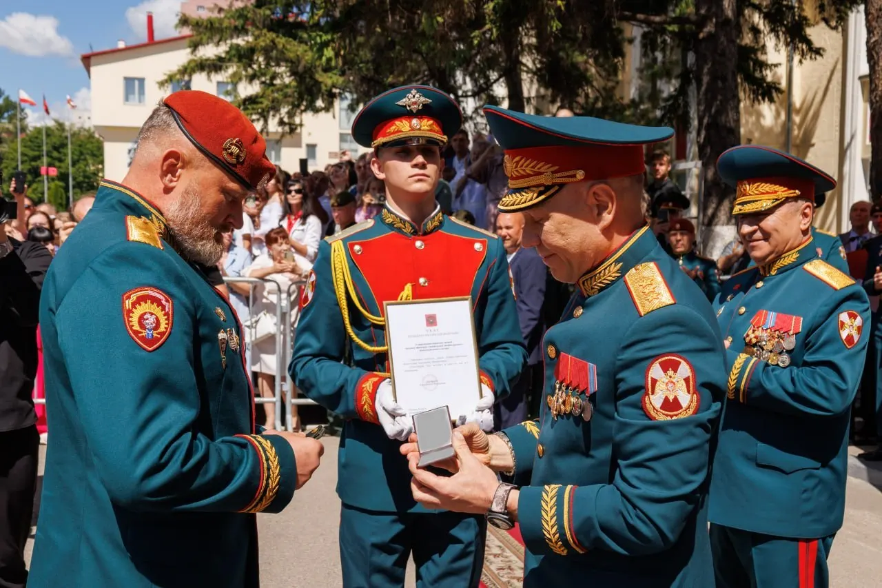 Начальнику Саратовского института войск национальной гвардии Александру Белоглазову присвоено воинское звание «генерал‑лейтенант». Погоны вручил генерал‑полковник Анатолий Маликов.