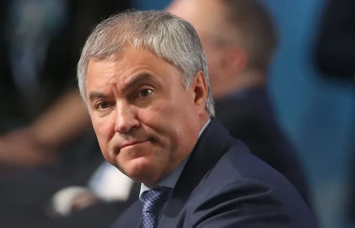 Глава Госдумы Вячеслав Володин призвал не превращать вопросы топлива в предмет политических спекуляций, назвав такие попытки «попахивающими пятой колонной» и связал напряжение с ударами по инфраструктуре со стороны Киева.