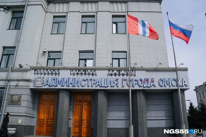 В разных подразделениях департамента образования и в мэрии Омска расходятся точки зрения: одни утверждают, что чиновница уволилась, другие — что она в отпуске. Пресс-служба мэрии опровергает увольнение.