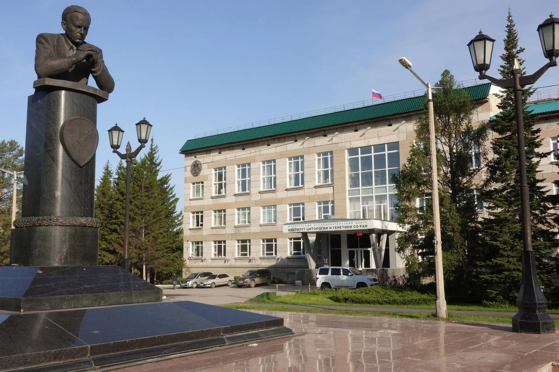 Федеральный закон № 43‑ФЗ и сопутствующее постановление вводят жёсткие ограничения на передачу генетической информации за границу. Исследователи опасаются задержек с публикациями, оттока сотрудничества и риска уголовного преследования.