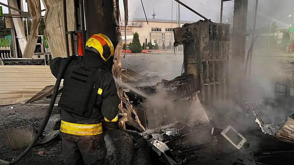 Ночной удар беспилотников повредил пять АЗС в Днепропетровской области: одна женщина погибла, трое ранены. В то же время в России наблюдается дефицит бензина после падения производства и резкого роста цен, власти вынуждены прибегнуть к экстренному импорту.