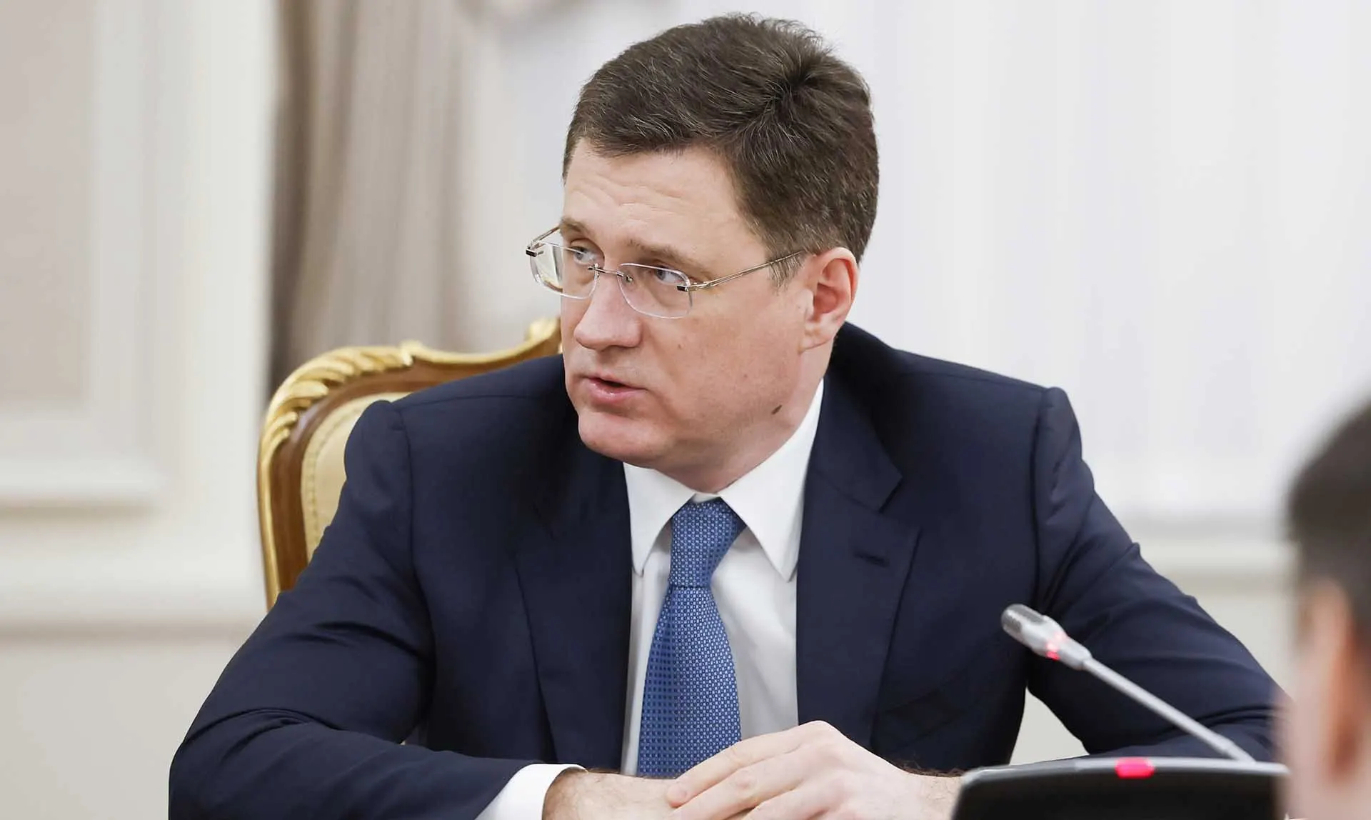 Вице-премьер заявил, что в целом в России хватает бензина и дизеля; отдельные дефициты и перебои связаны с логистикой и оперативно устраняются. Ряд регионов фиксировал проблемы, президент признал дефицит из‑за ударов по нефтяной инфраструктуре.