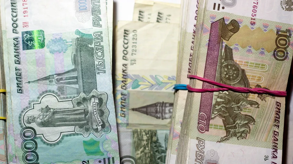 С 1 по 16 июля объём наличных в обращении вырос на сотни миллиардов рублей. Банки усилили заимствования у Центробанка, а эксперты предупреждают об увеличении рисков для стабильности сектора.