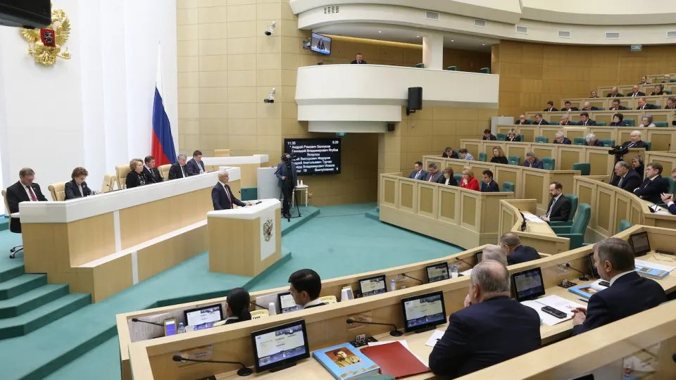 Закон вводит официальный реестр граждан, признанных «уклоняющимися» и находящихся за границей, и широкий перечень ограничений на банковские и госуслуги, операции с имуществом и консульскую помощь.