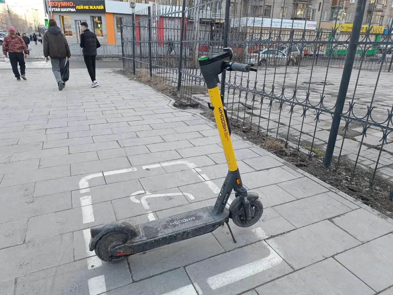 В Советском округе обсуждают возможное исключение точек парковки прокатных самокатов. Решение проходит антикоррупционную экспертизу.