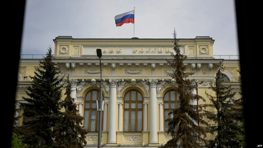 Банк России расширил перечень криптовалют, доступных на биржах: теперь можно покупать Bitcoin, Ethereum и USDT. Неквалифицированные инвесторы — лимит 300 тыс. руб. в год; квалифицированные — без ограничений. Закон о цифровых валютах вступит в силу в 2026 году.