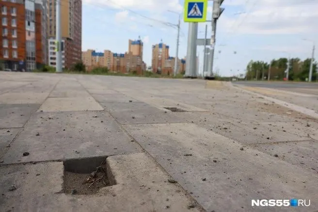 Омичка пожаловалась на состояние бульвара Архитекторов, открытого после ремонта прошлым летом; власти заверяют, что на объекте ведутся работы.