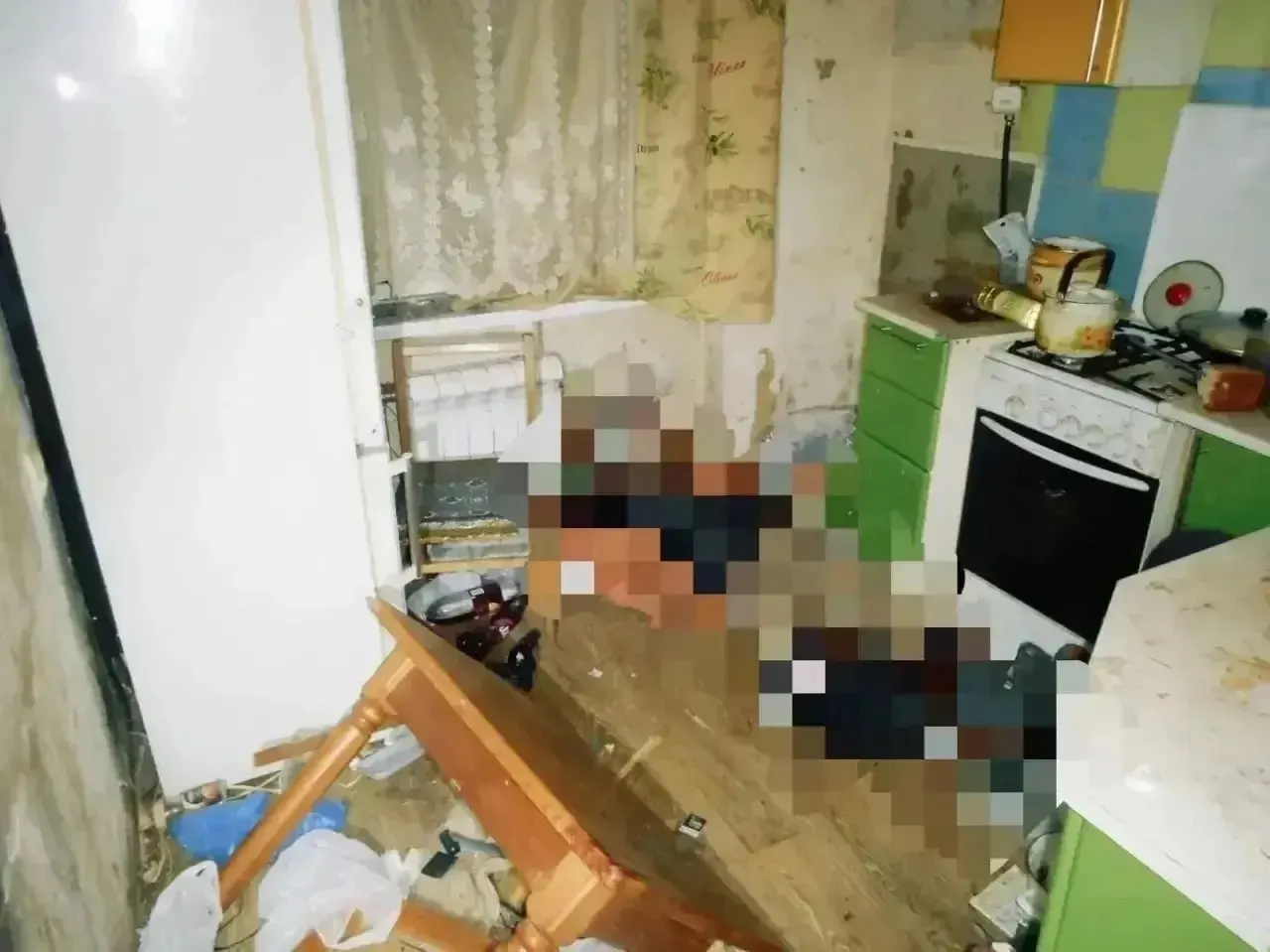29-летний пьяный мужчина забил знакомого молотком; погибший был инвалид второй группы. Тело нашли соседи спустя несколько дней. Приговор — 18 лет колонии строгого режима.