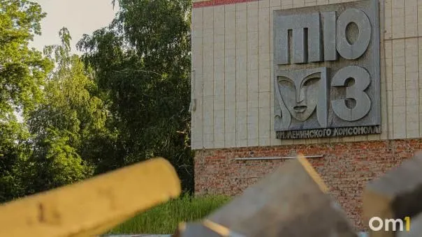 Билеты на премьеру обновленного ТЮЗа в Омске распроданы почти мгновенно; повторный показ состоится 23 сентября. Остальные билеты доступны по цене 800–1200 ₽.
