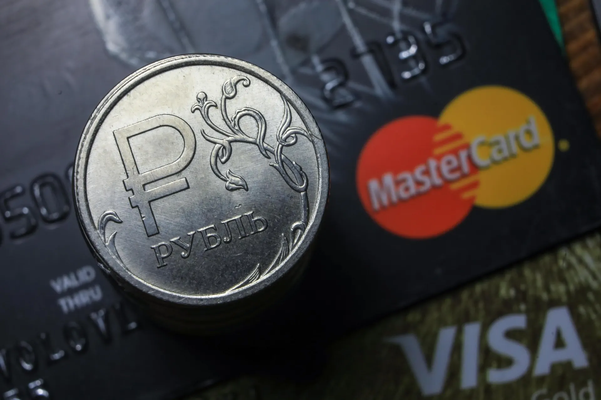 Платежи по картам Visa и Mastercard и через Систему быстрых платежей вызывают сбои по всей стране.